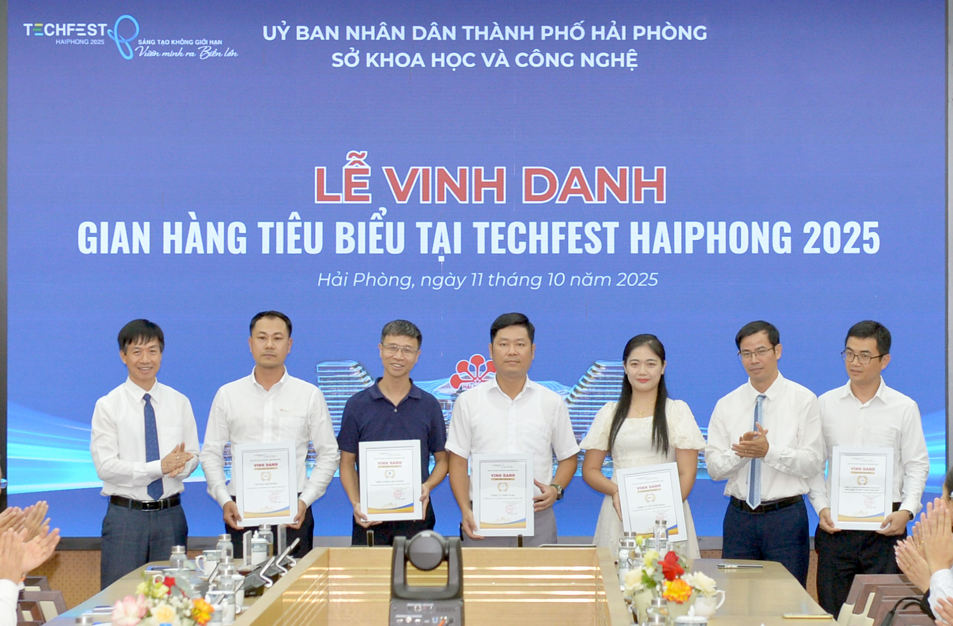 Ban Tổ chức vinh danh các doanh nghiệp, đơn vị tham gia TECHFEST Hải Phòng năm 2025 tại Lễ bế mạc