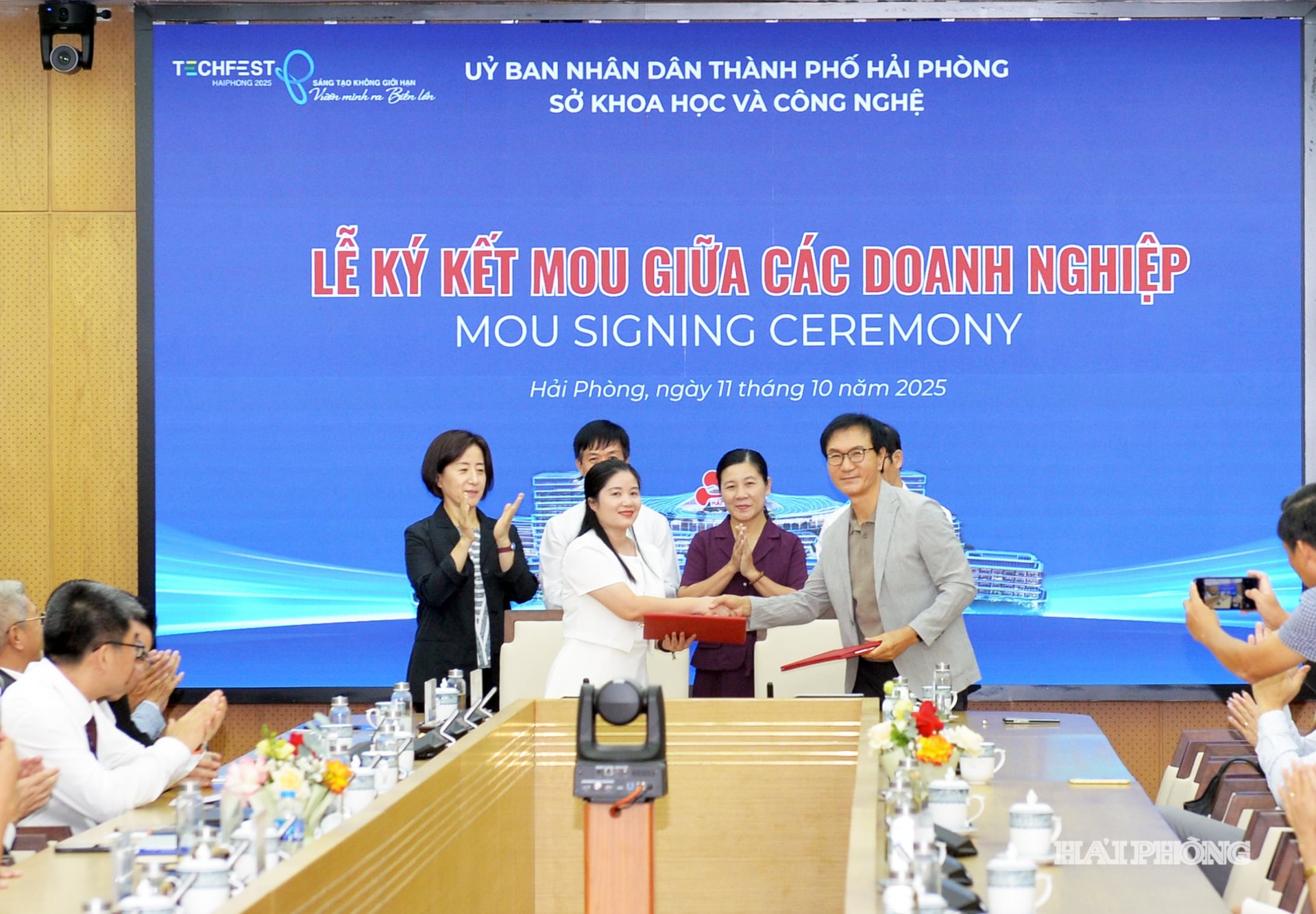 Ký kết hợp tác giữa các doanh nghiệp, đơn vị tham gia Techfest Haiphong 2025 tại lễ bế mạc.