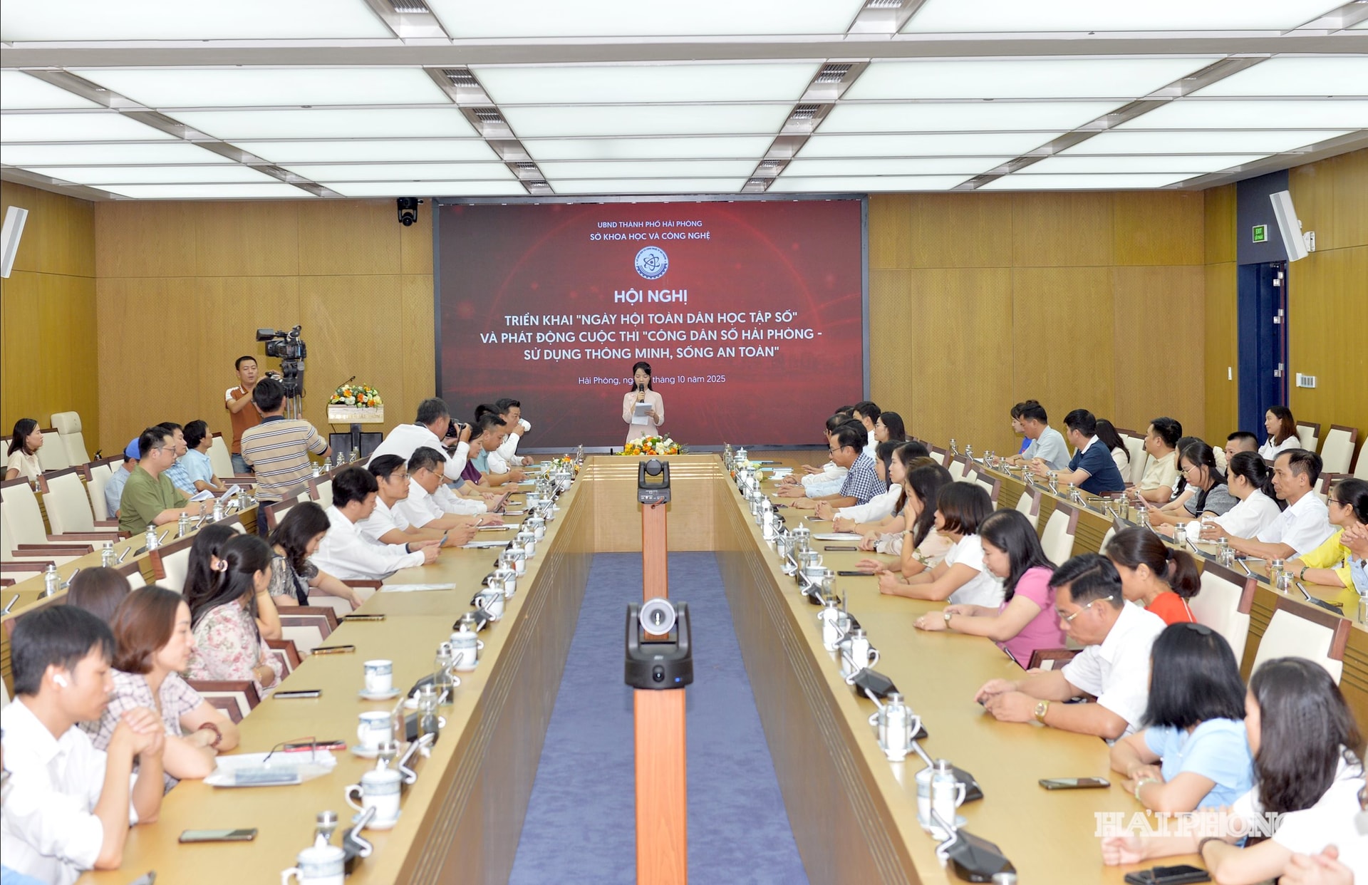 Quang cảnh hội nghị
