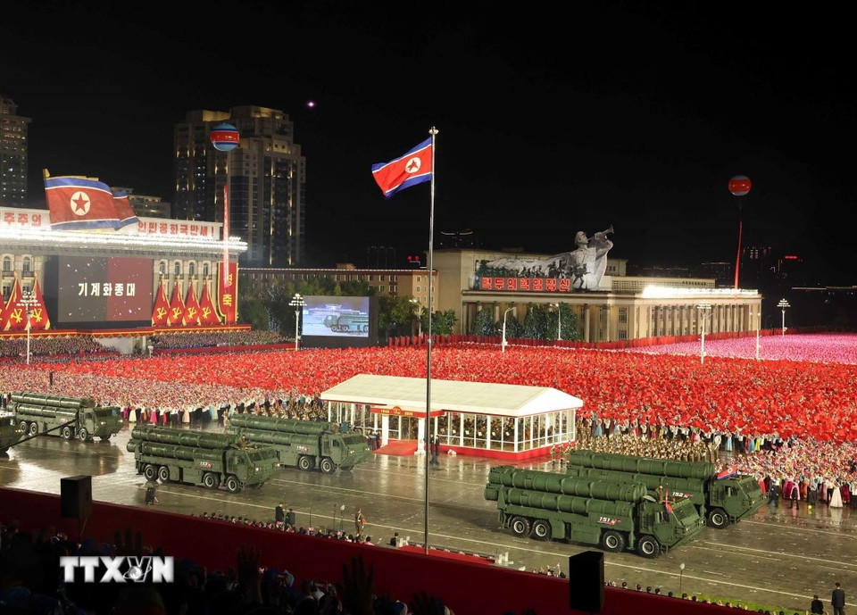 Quang cảnh Lễ duyệt binh kỷ niệm 80 năm thành lập Đảng Lao động Triều Tiên. (Ảnh: Thống Nhất/TTXVN)