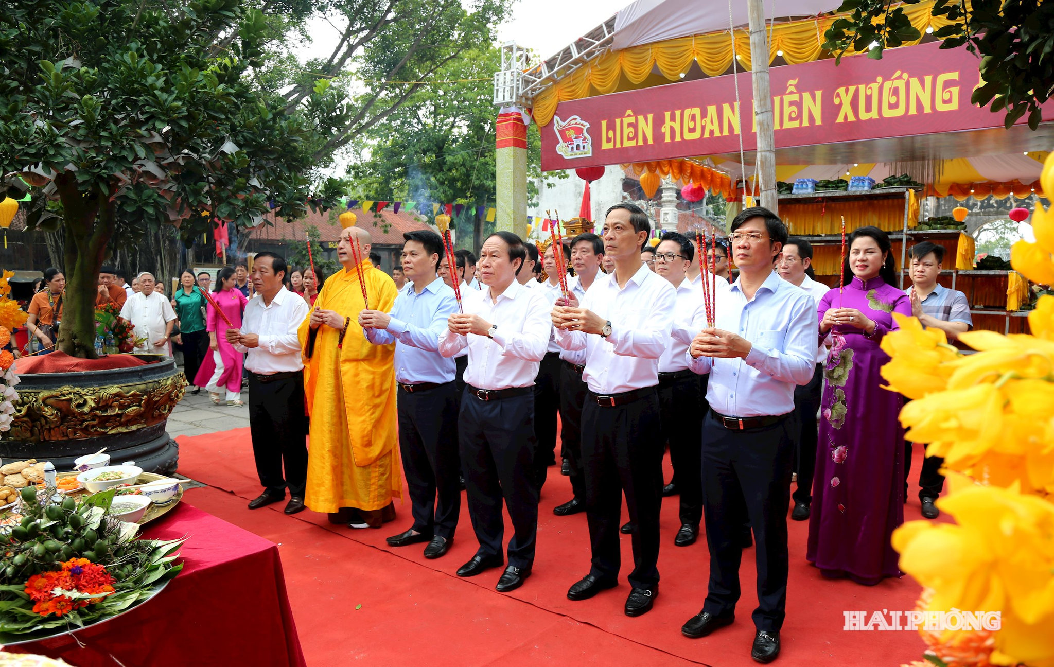 Các đồng chí Lê Tiến Châu, Ủy viên Trung ương Đảng, Bí thư Thành ủy, Trưởng đoàn đại biểu Quốc hội thành phố cùng các đồng chí lãnh đạo Đảng, UBND, HĐND, ban, ngành đoàn thể dâng hương tưởng nhớ Anh Hùng dân tộc Trần Hưng Đạo tại Đền Kiếp Bạc