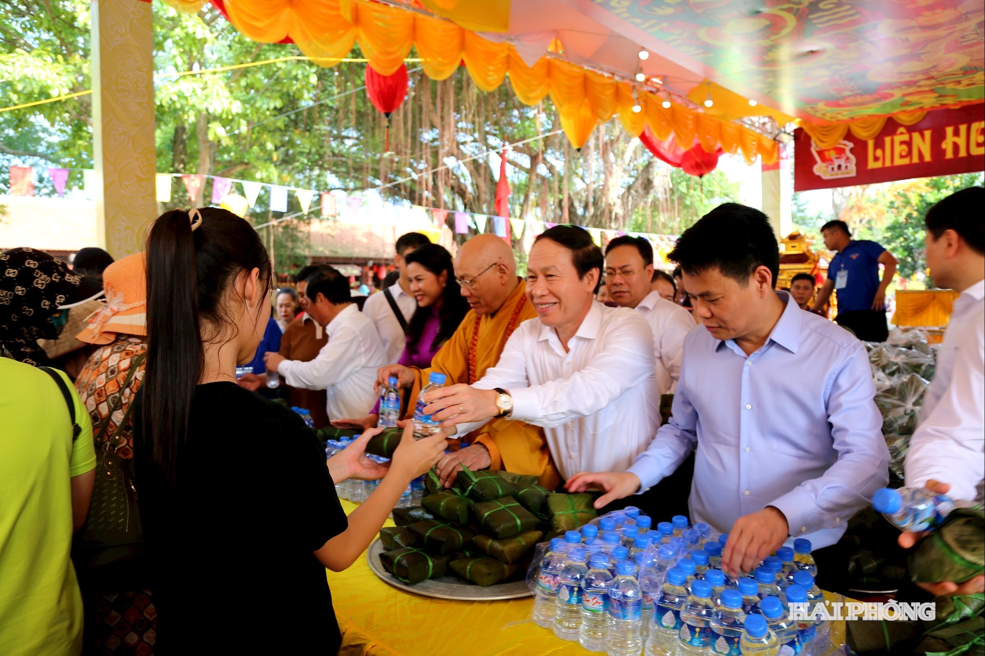 Comrades Le Tien Chau, member of the Party Central Committee, Secretary of the City Party Committee, Head of the City National Assembly Delegation, and leaders of the Party, People's Committee, People's Council, departments, branches and organizations shared blessings with people who came to offer incense to National Hero Tran Hung Dao at Kiep Bac Temple.