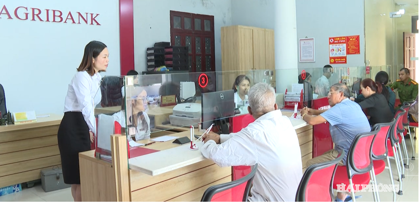 Người dân đến giao dịch tại ngân hàng.