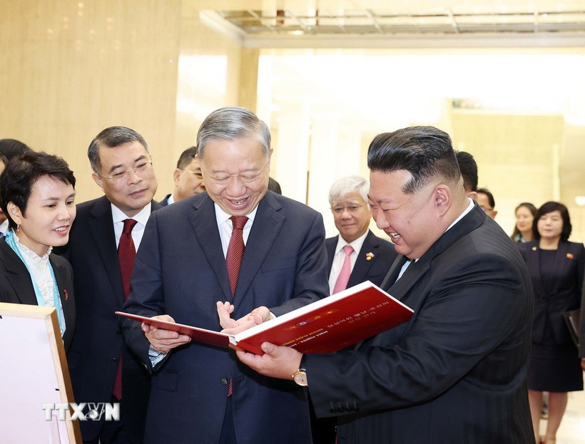 Tổng Bí thư Tô Lâm trao tặng Tổng Bí thư, Chủ tịch Quốc vụ CHDCND Triều Tiên Kim Jong Un cuốn sách ảnh