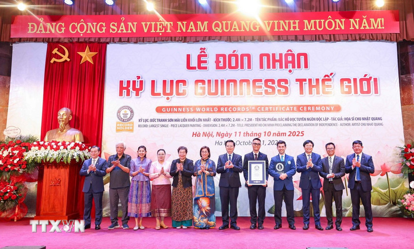 Họa sỹ Chu Nhật Quang đón nhận Kỷ lục Guinness thế giới cho tác phẩm