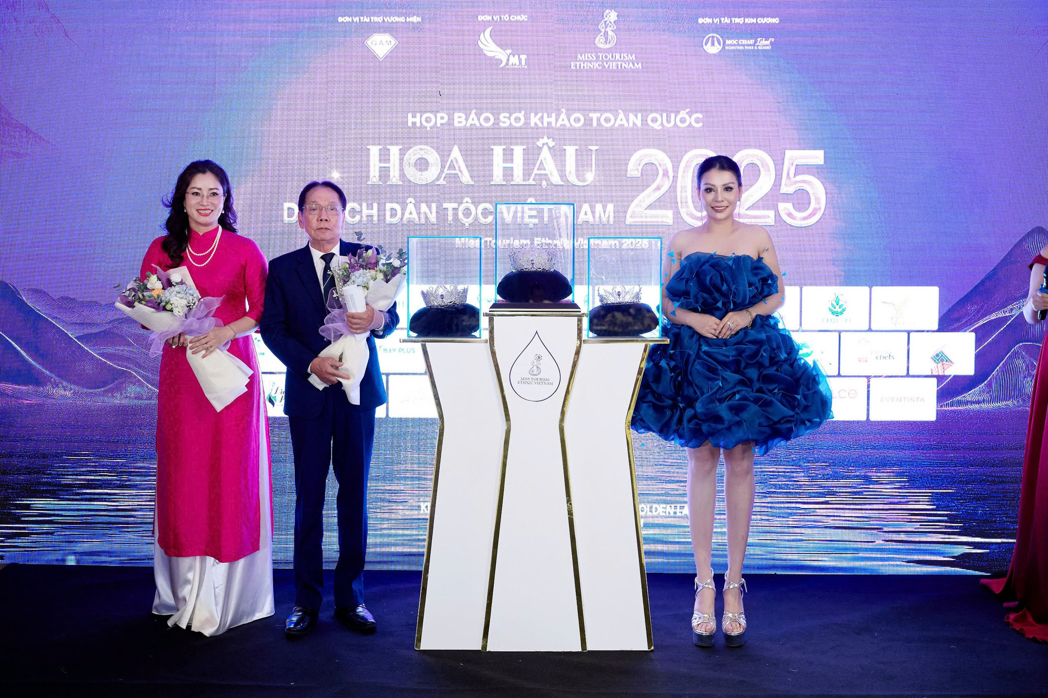 NSND Lan Hương, nhà sử học Dương Trung Quốc tìm kiếm đại sứ văn hoá du lịch 54 dân tộc - Ảnh 2. NSND Lan Hương, nhà sử học Dương Trung Quốc tìm kiếm đại sứ văn hoá du lịch 54 dân tộc - Ảnh 2.