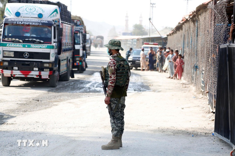 Binh sỹ Pakistan gác tại cửa khẩu Torkham ở biên giới với Afghanistan. (Ảnh: THX/TTXVN)