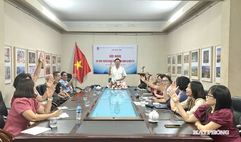 បោះឆ្នោតអនុម័តផែនការបុគ្គលិកសម្រាប់ក្រុមប្រឹក្សាប្រតិបត្តិនៃសមាគមអ្នកនិពន្ធ Hai Phong បន្ទាប់ពីការរួមបញ្ចូលគ្នា