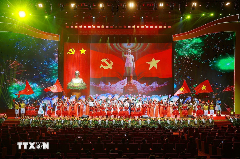 Chương trình nghệ thuật chào mừng Đại hội đại biểu Đảng bộ Chính phủ lần thứ nhất, nhiệm kỳ 2025-2030. (Ảnh: Dương Giang/TTXVN)
