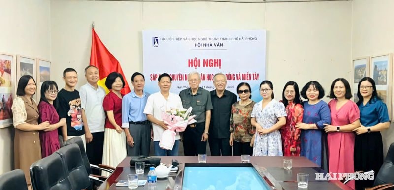 ថ្នាក់ដឹកនាំសមាគមអក្សរសិល្ប៍ និងសិល្បៈទីក្រុង អបអរសាទរគណៈកម្មាធិការប្រតិបត្តិថ្មីនៃសមាគមអ្នកនិពន្ធទីក្រុង Hai Phong