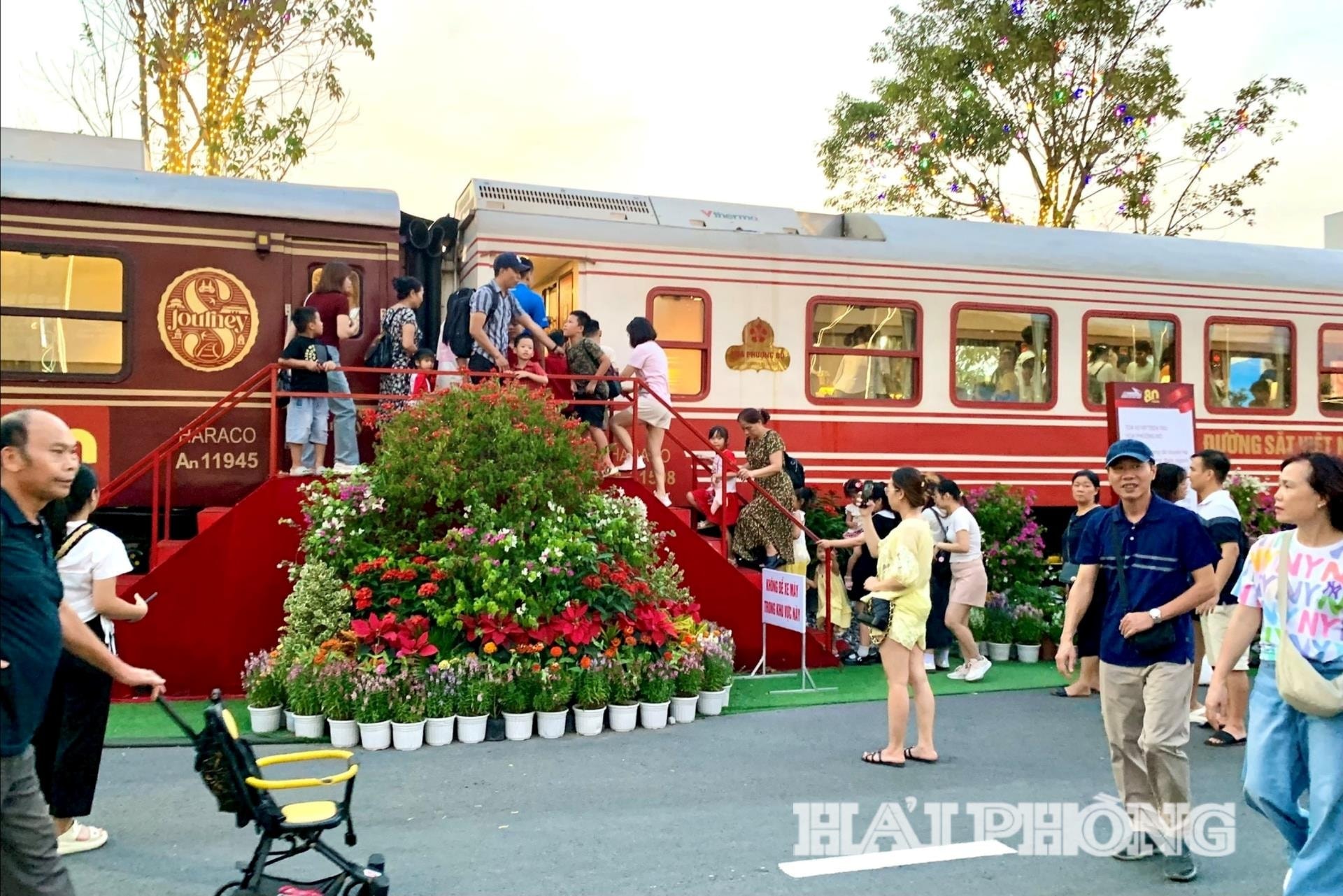 Đông đảo người dân tham quan, chụp ảnh check-in đoàn tàu Hoa Phượng Đỏ tại Triển lãm thành tựu đất nước. Ảnh: TUYẾT MAI