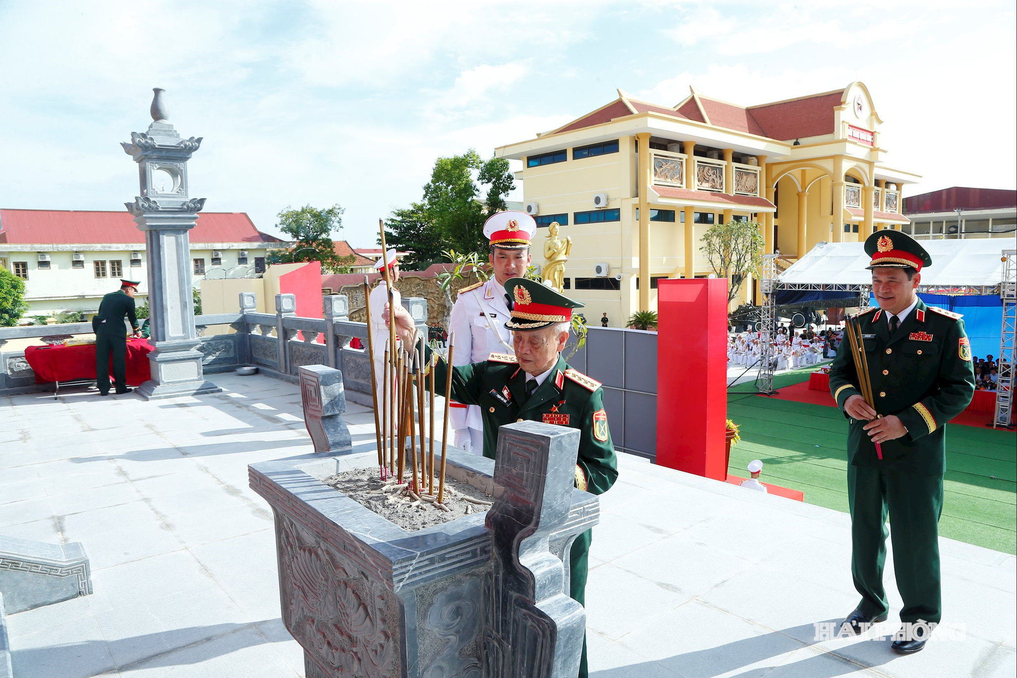 Các đồng chí: Đại tướng Phạm Văn Trà, nguyên Bộ trưởng Bộ Quốc phòng; Thượng tướng Vũ Hải Sản, Uỷ viên Trung ương Đảng, Thứ trưởng Bộ Quốc phòng dâng hương tại nhà tưởng niệm.