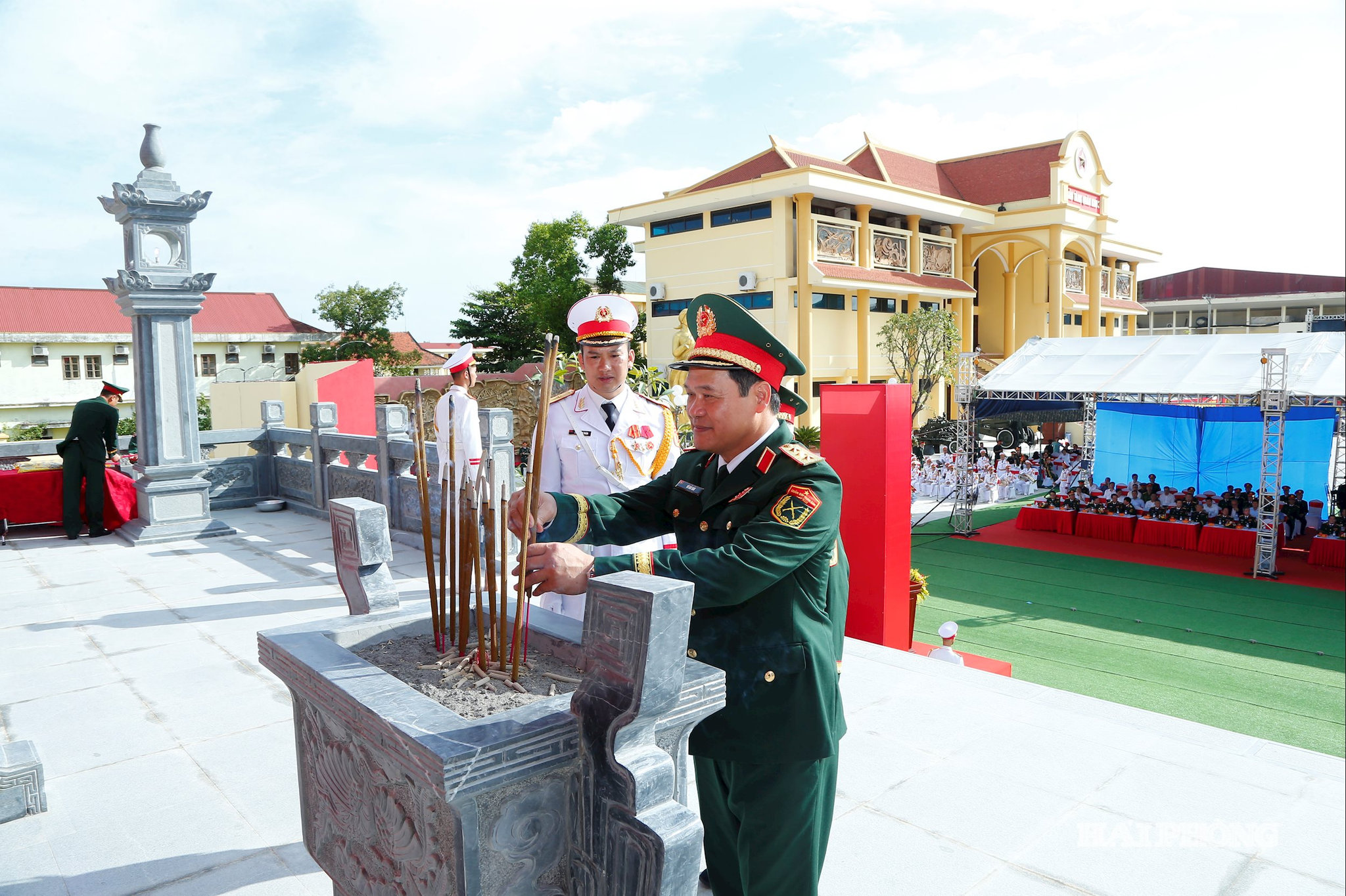 Thượng tướng Vũ Hải Sản, Uỷ viên Trung ương Đảng, Thứ trưởng Bộ Quốc phòng dâng hương tại Đài tưởng niệm các anh hùng liệt sĩ quân khu Ba.