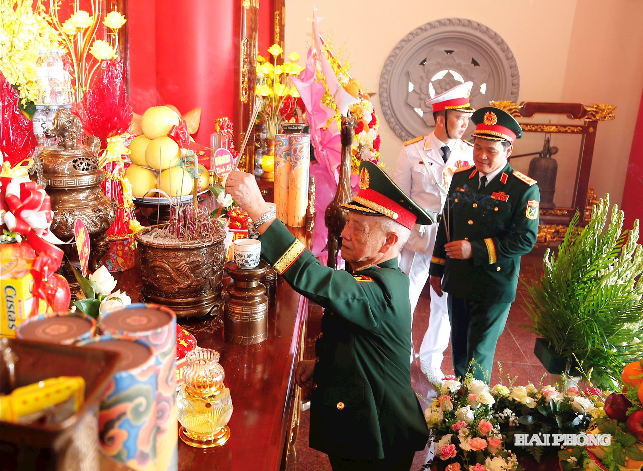 Các đồng chí: Đại tướng Phạm Văn Trà, nguyên Bộ trưởng Bộ Quốc phòng; Thượng tướng Vũ Hải Sản, Uỷ viên Trung ương Đảng, Thứ trưởng Bộ Quốc phòng dâng hương tại nhà tưởng niệm.