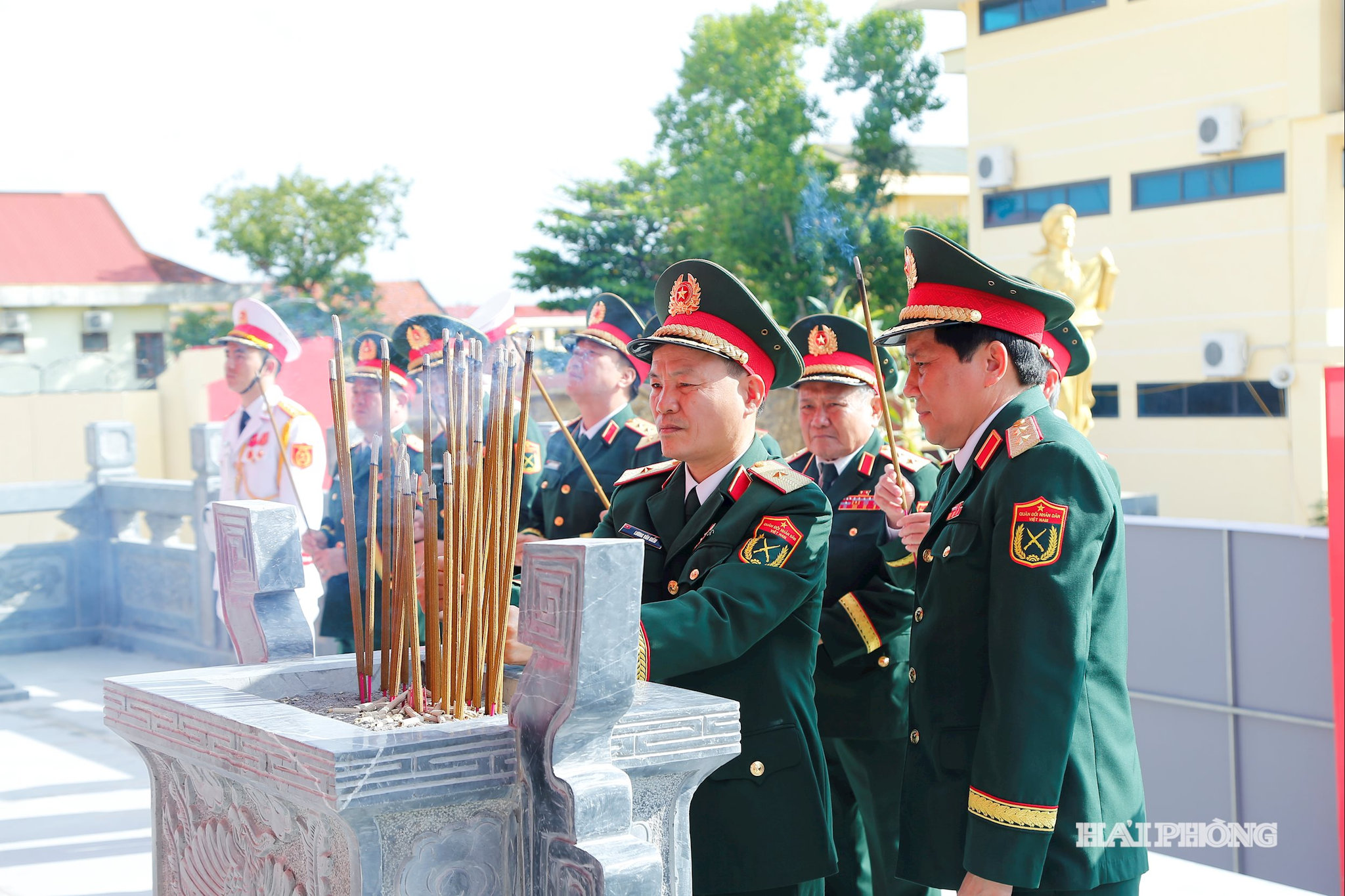 Các đồng chí lãnh đạo, nguyên lãnh đạo Quân khu Ba làm lễ dâng hương tại nhà tưởng niệm.