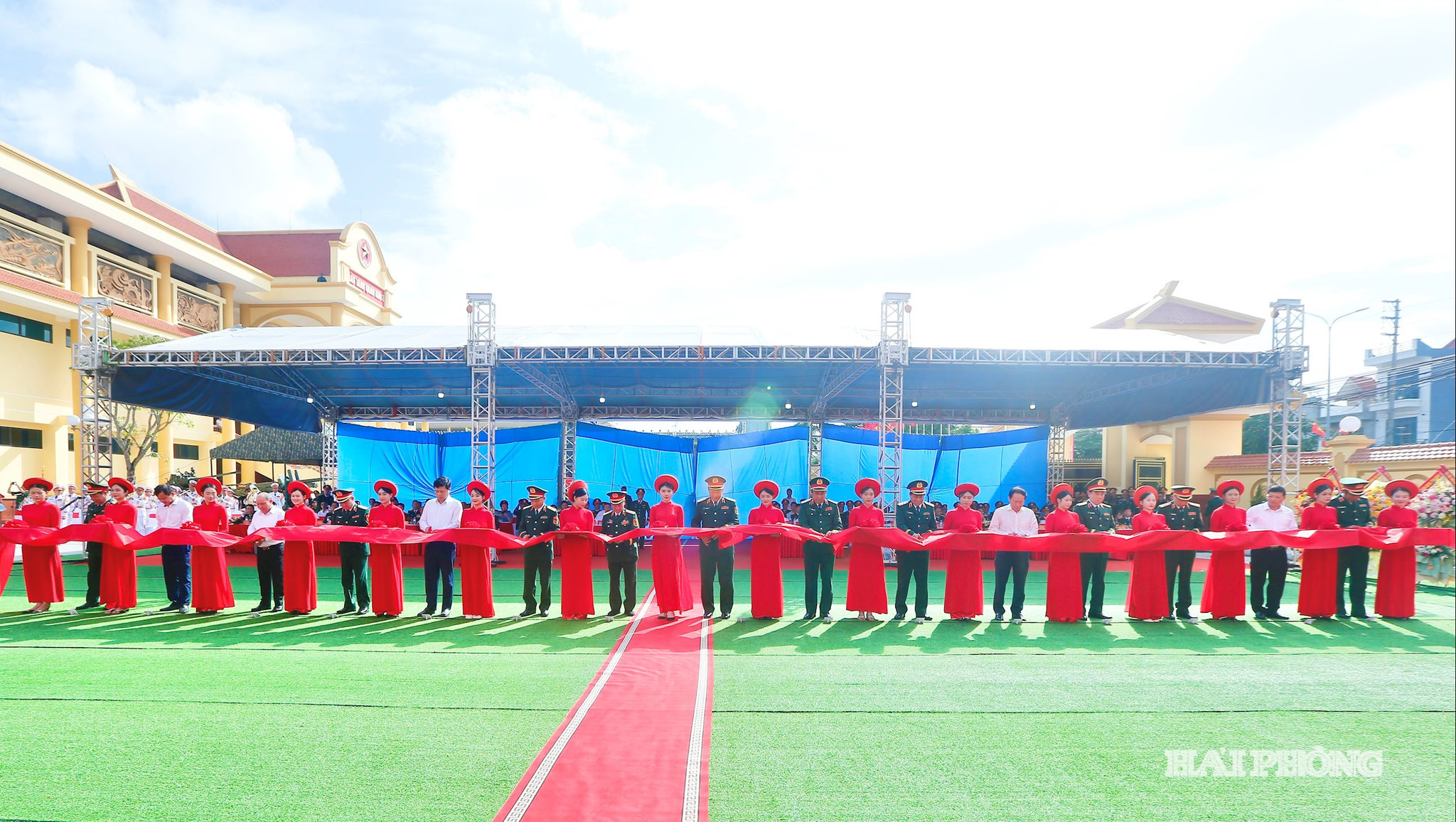 Các đồng chí: Đại tướng Phạm Văn Trà, nguyên Uỷ viên Bộ Chính trị, nguyên Bộ trưởng Bộ Quốc phòng; Thướng tướng Vũ Hải Sản, Uỷ viên Trung ương Đảng, Thứ trưởng Bộ Quốc phòng cùng các đại biểu thực hiện nghi lễ cắt băng khánh thành Nhà tưởng niệm các anh hùng liệt sĩ Quân khu Ba.