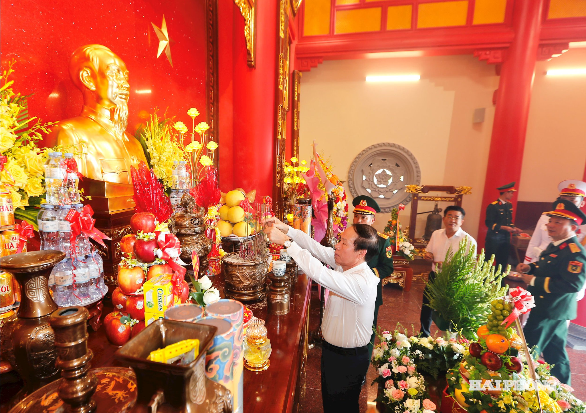 Đồng chí Lê Tiến Châu, Uỷ viên Trung ương Đảng, Bí thư Thành ủy âng hương tại Nhà tưởng niệm các anh hùng liệt sĩ Quân khu Ba.