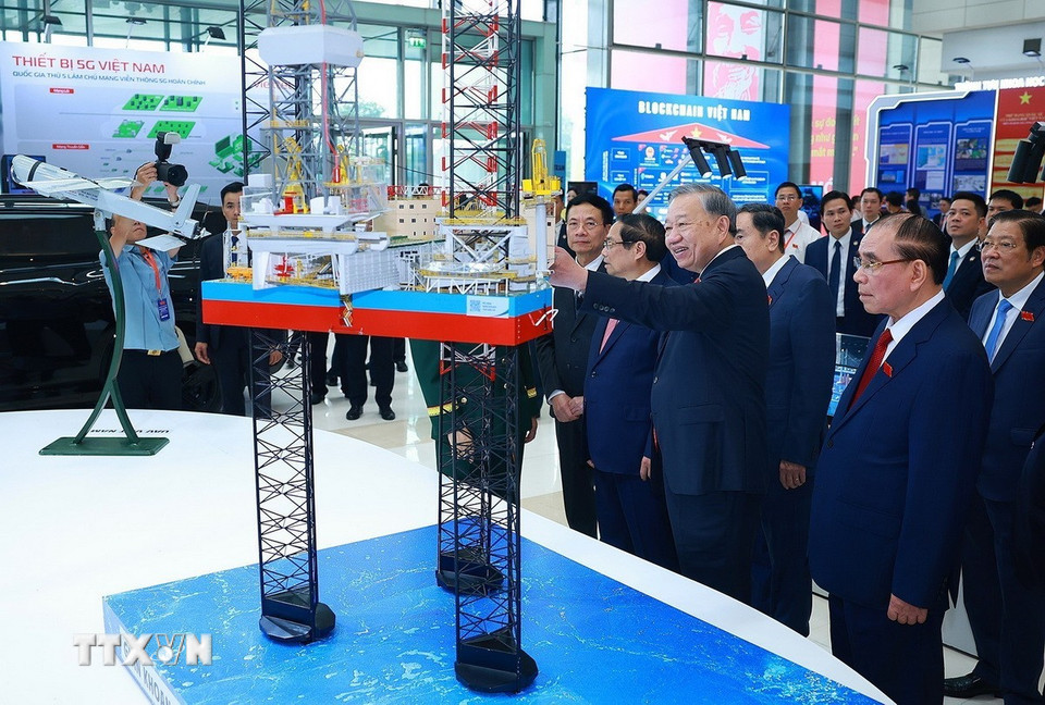 Tổng Bí thư Tô Lâm tham quan triển lãm thành tựu phát triển khoa học, công nghệ và đổi mới sáng tạo và chuyển đổi số của Chính phủ. (Ảnh: Dương Giang/TTXVN) ttxvn-1310-tong-bi-thu-dai-hoi-dang-bo-chinh-phu-10.jpg