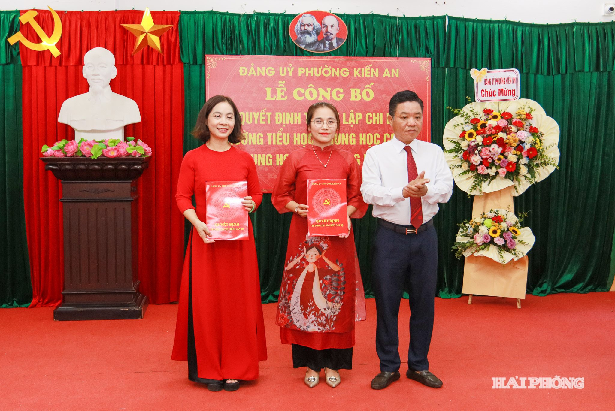 Lãnh đạo Đảng uỷ phường Kiến An trao quyết định thành lập chi bộ Trường TH, THCS,THPT Edison