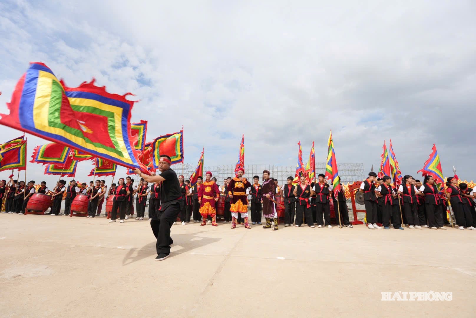 Màn múa cờ điêu luyện