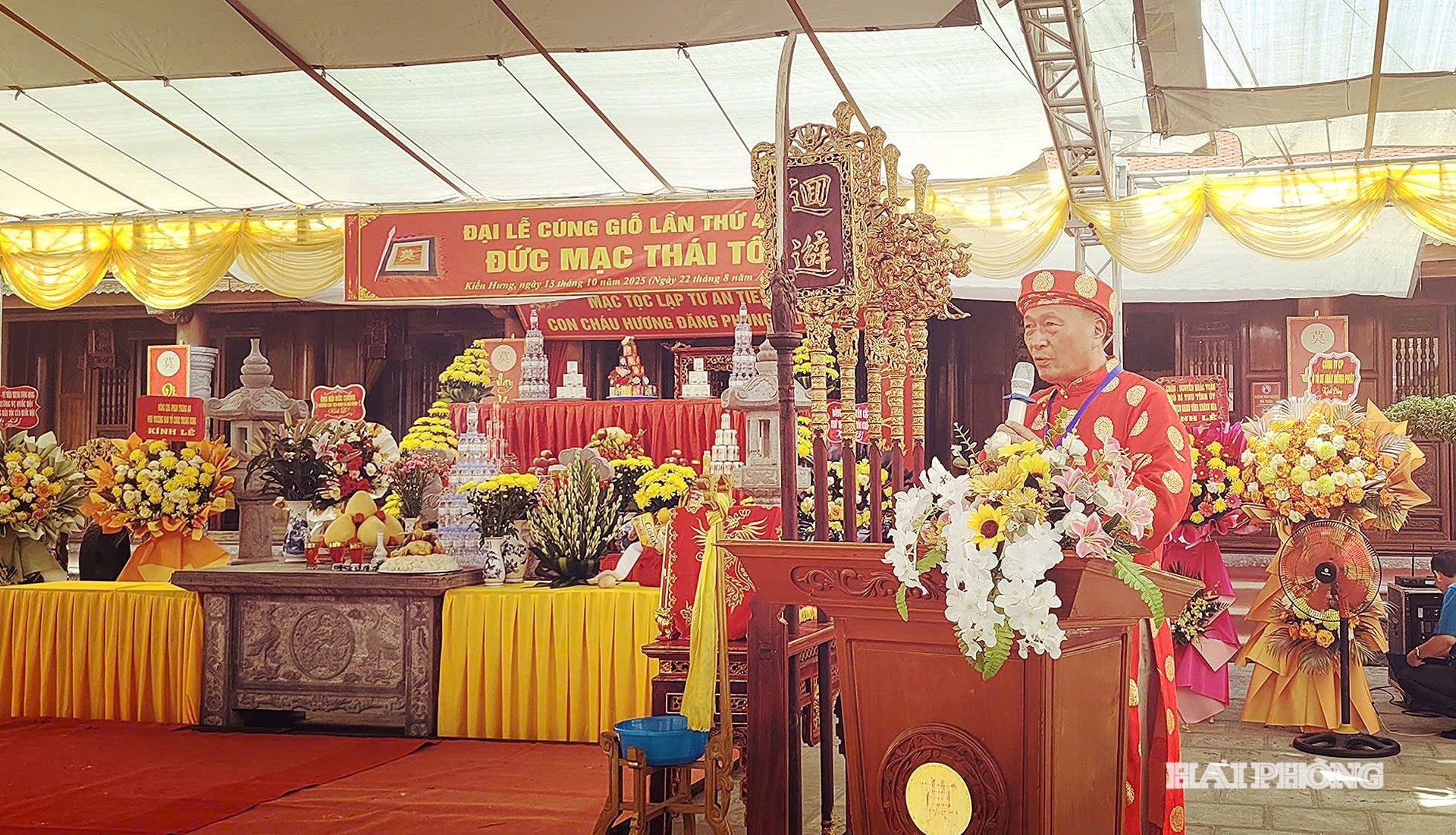 Tiến sĩ Hoàng Văn Kể, Chủ tịch Hội đồng Mạc tộc Hải Phòng, Trưởng Ban Quản lý Khu di tích Từ đường họ Mạc phát biểu tại đại lễ cúng giỗ