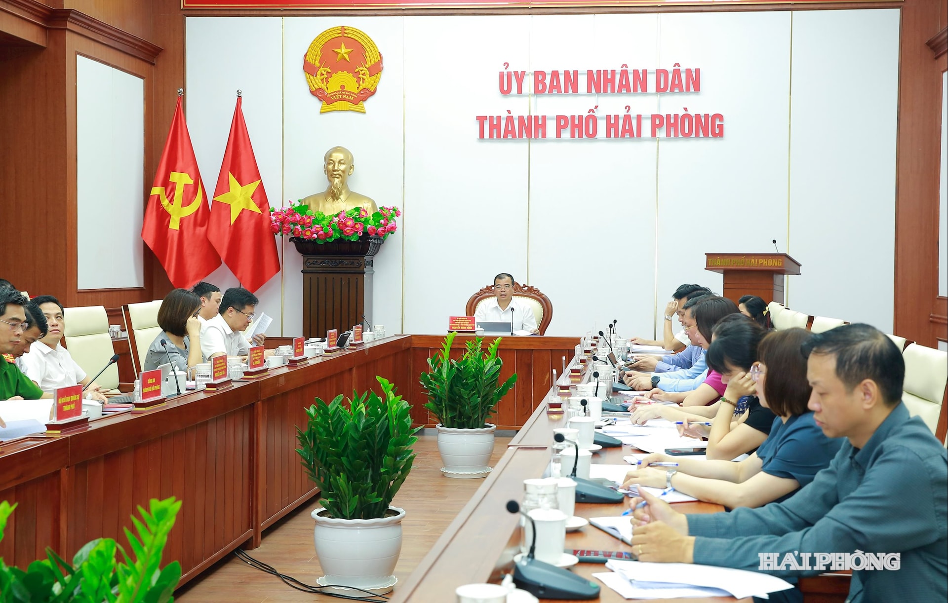 Đồng chí Nguyễn Minh Hùng, Phó chủ tịch UBND thành phố chủ trì cuộc họp.