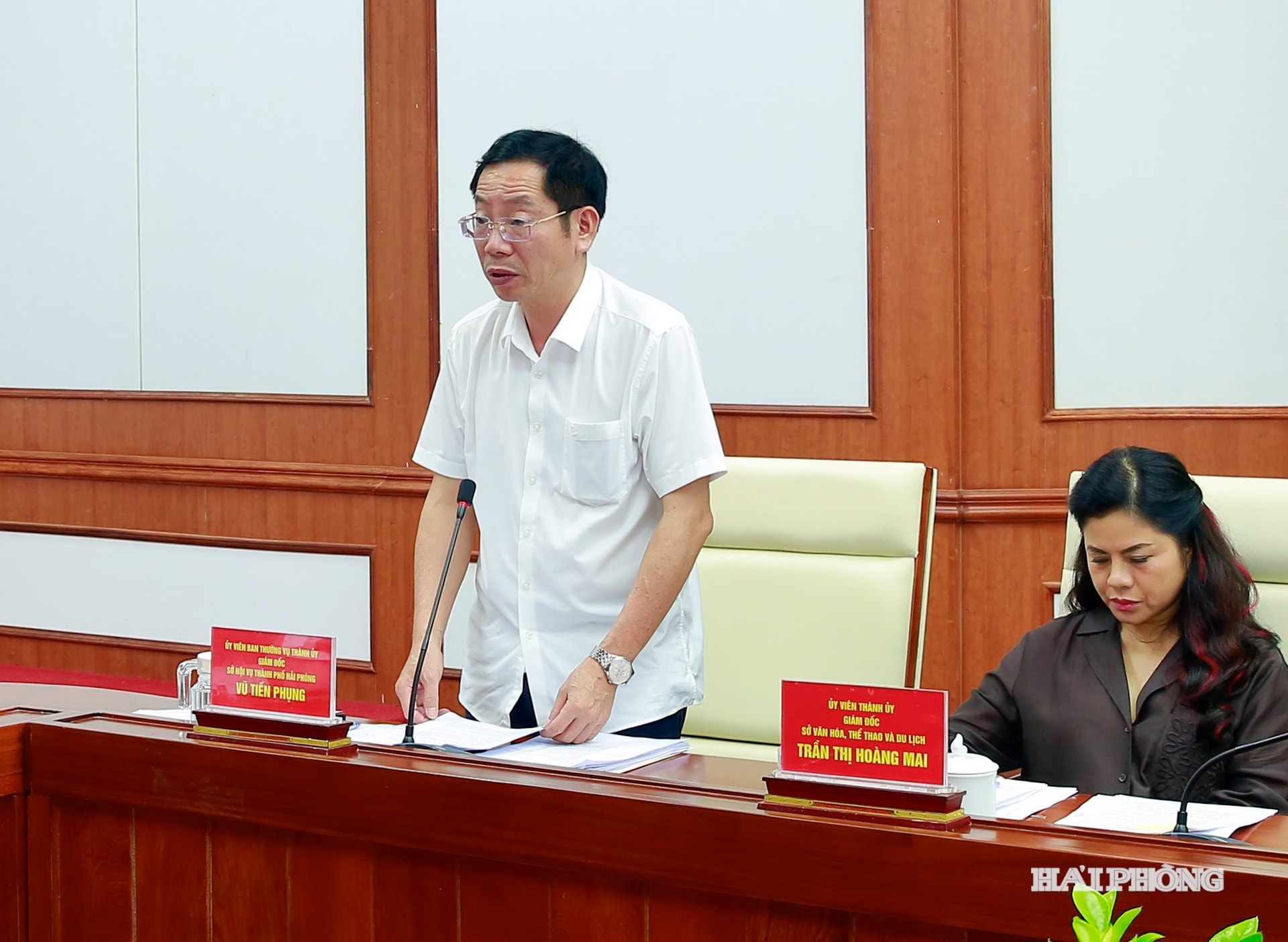 Đồng chú Vũ Tiến Phụng, Uỷ viên Ban Thường vụ Thành uỷ, Giám đốc Sở Nội vụ báo cáo.