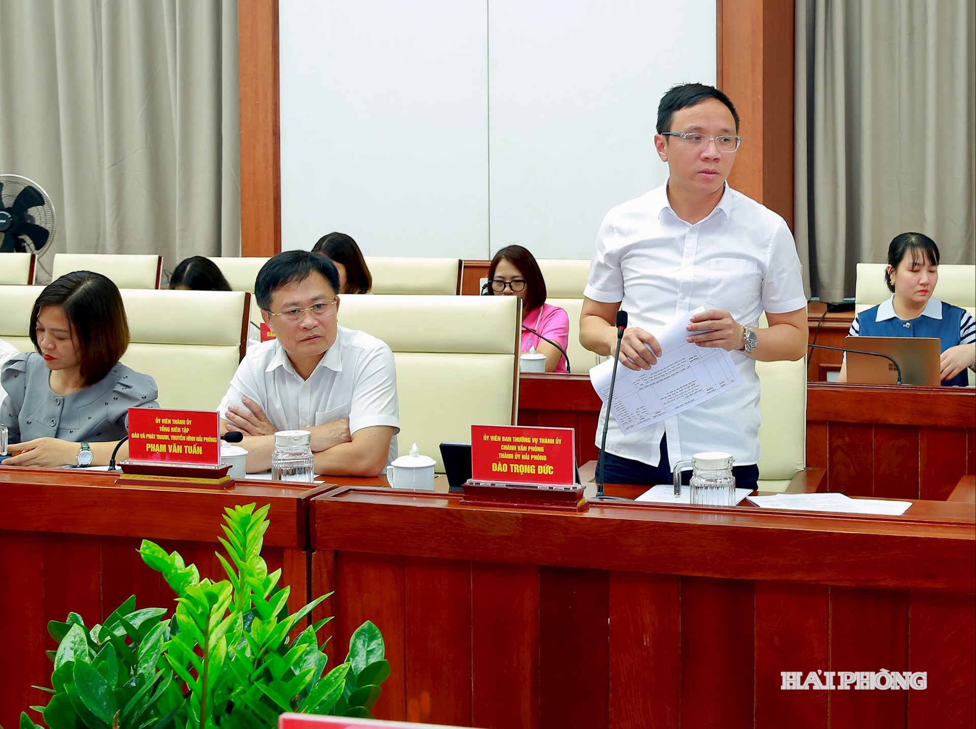 Đồng chí Đào Trọng Đức, Uỷ viên Ban Thường vụ Thành uỷ, Chánh Văn phòng Thành uỷ phát biểu.