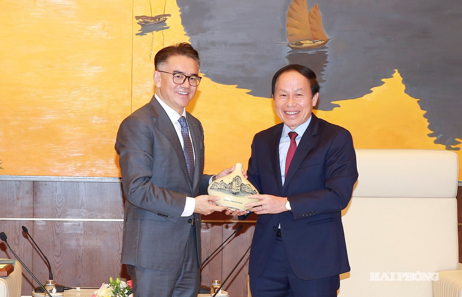 Đồng chí Lê Tiến Châu, Uỷ viên Trung ương Đảng, Bí thư Thành uỷ, Trưởng đoàn đại biểu Quốc hội Hải Phòng trao quà lưu niệm tặng ông Vương Th