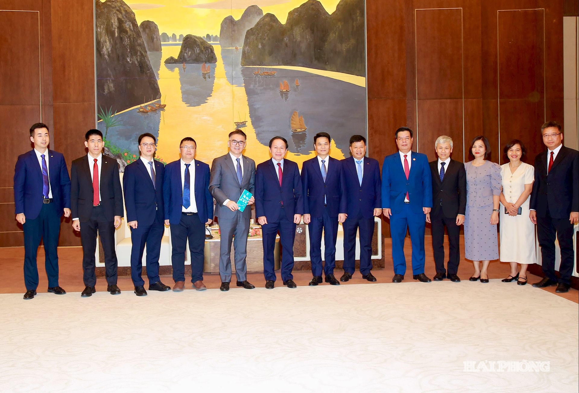 Đồng chí Lê Tiến Châu, Uỷ viên Trung ương Đảng, Bí thư Thành uỷ, Trưởng đoàn đại biểu Quốc hội Hải Phòng cùng các đồng chí lãnh đạo thành phố tiến và làm việc với ông Vương Thành, Giám đốc điều hành Tập đoàn TCL đến thăm và làm việc tại Hải Phòng.