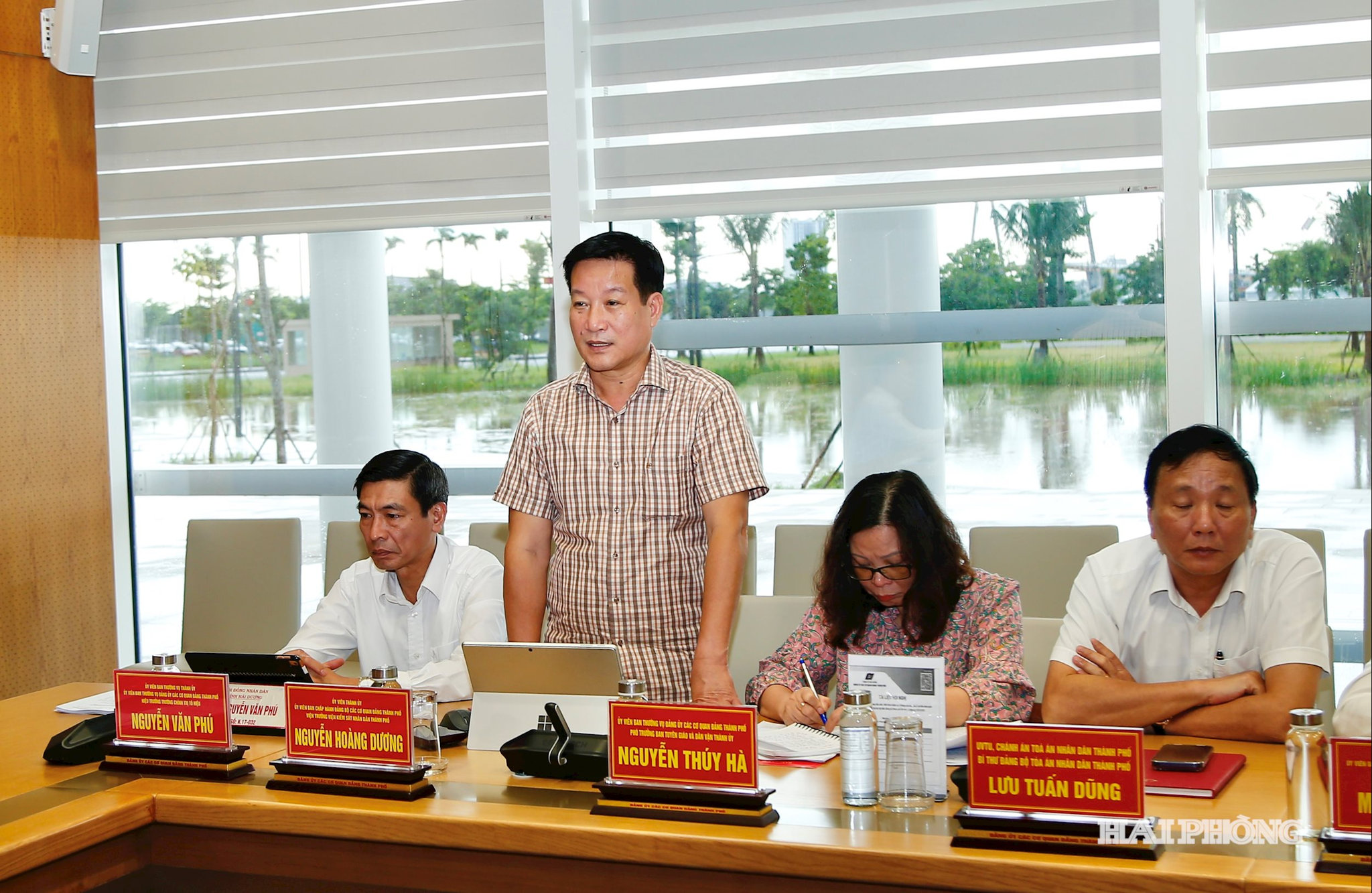 Đồng chí Nguyễn Hoàng Dương, Viện trưởng Viện Kiểm sát nhân dân thành phố phát biểu ý kiến tại hội nghị.