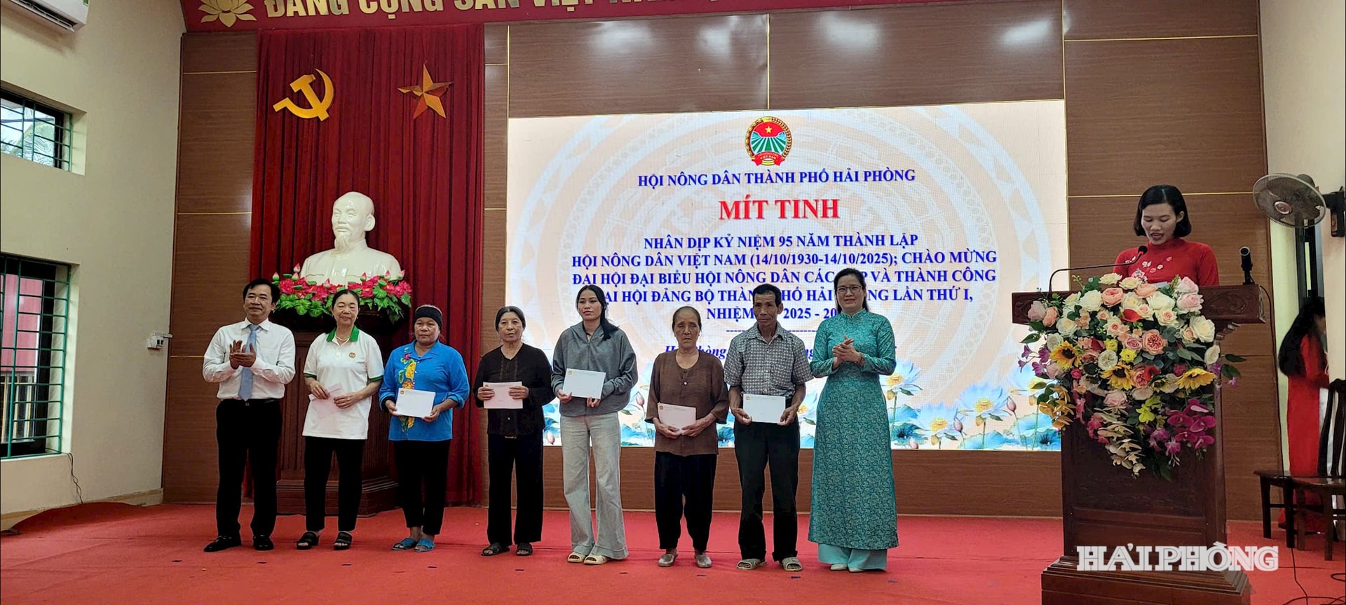 سٹی فارمرز ایسوسی ایشن کے رہنماؤں اور Thien Huong وارڈ کے رہنماؤں نے مشکل حالات میں کسان اراکین کو تحائف دیے۔