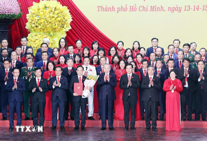 Tổng Bí thư Tô Lâm trao Quyết định của Bộ Chính trị, chỉ định đồng chí Trần Lưu Quang, Bí thư Trung ương Đảng giữ chức Bí thư Thành ủy Thành phố Hồ Chí Minh nhiệm kỳ 2025-2030 và các quyết định chỉ định Ban Chấp hành, Ban Thường vụ, Bí thư và các Phó Bí thư. (Ảnh: Thống Nhất/TTXVN) ttxvn-tong-bi-thu-to-lam-du-dai-hoi-dai-bieu-dang-bo-thanh-pho-ho-chi-minh-14-21.jpg
