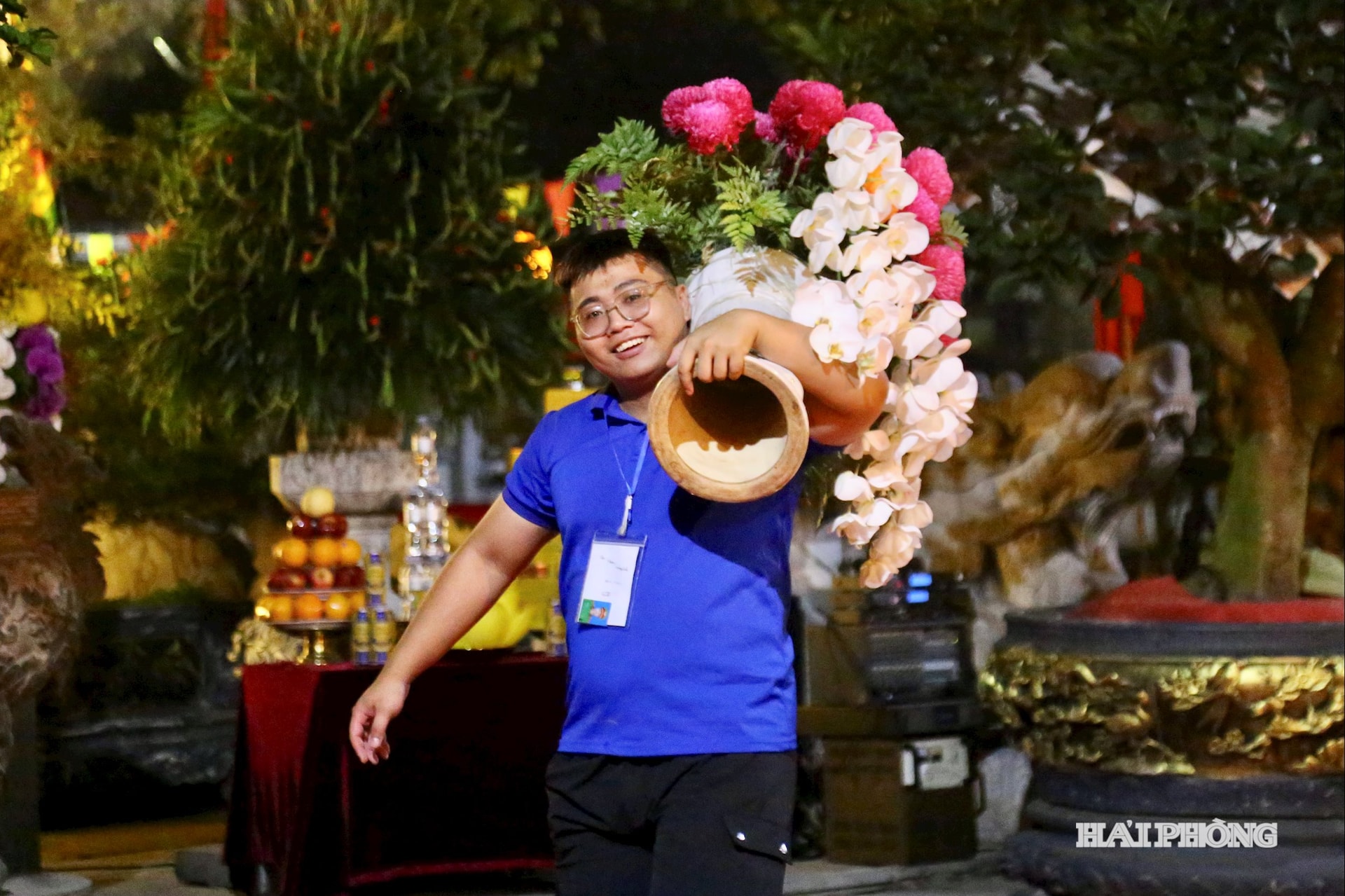 Dù công việc vất vả, mồ hôi thấm áo, nhưng nụ cười vẫn luôn thường trực trên gương mặt các tình nguyện viên, minh chứng cho tinh thần cống hiến không ngại khó của tuổi trẻ.