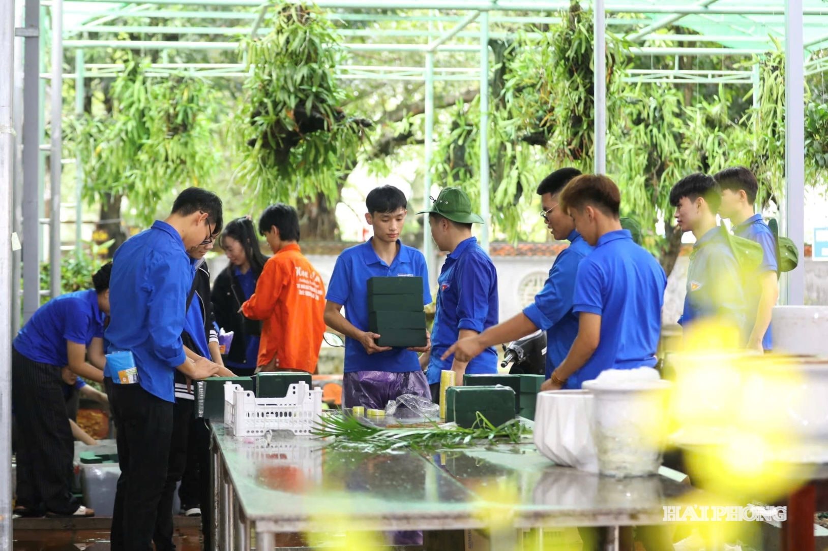 Các tình nguyện viên phối hợp với Ban Quản lý di tích Côn Sơn - Kiếp Bạc chuẩn bị cơ sở vật chất phục vụ tổ chức lễ hội.