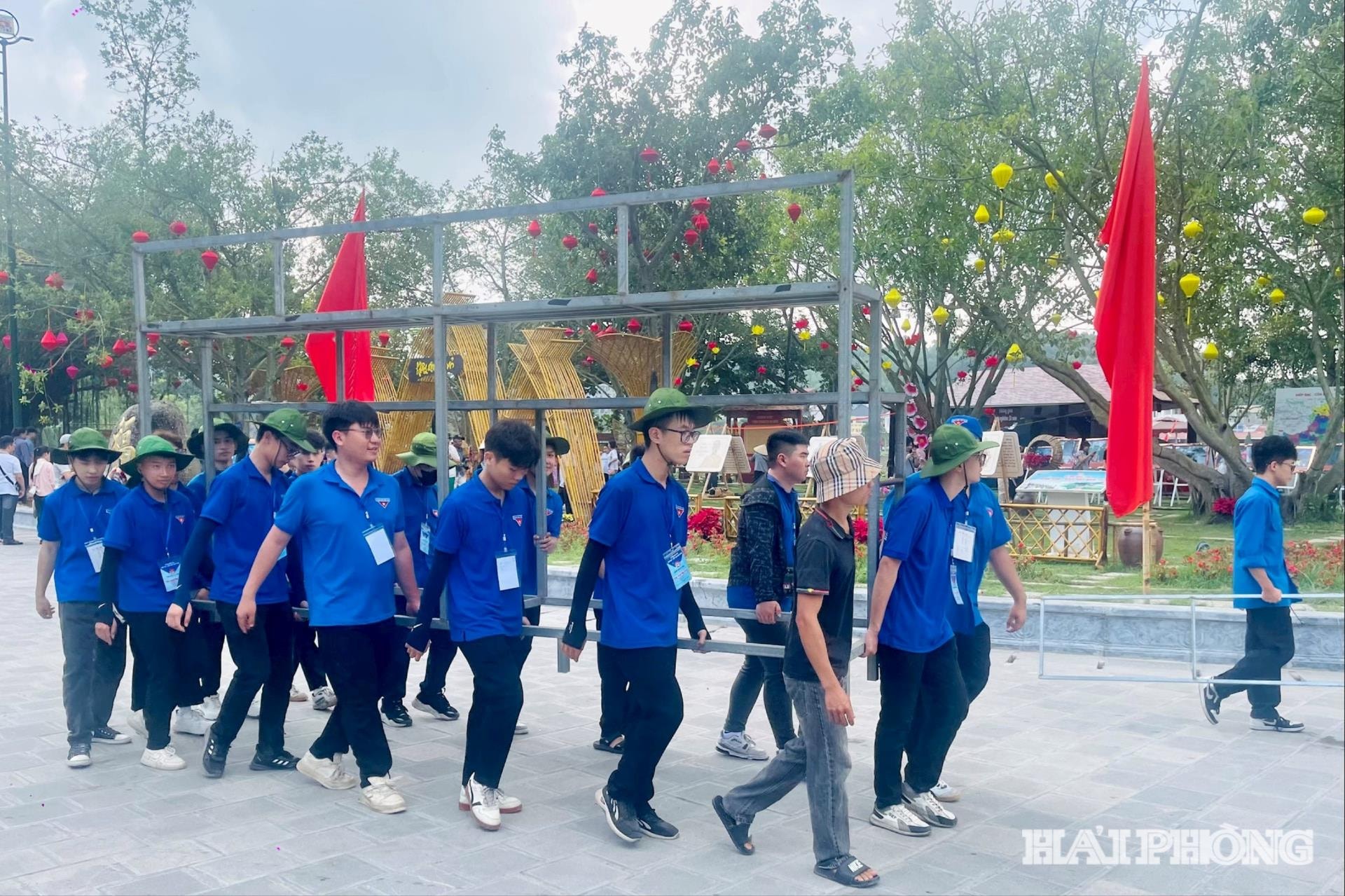 Việc nặng nhọc có thanh niên.