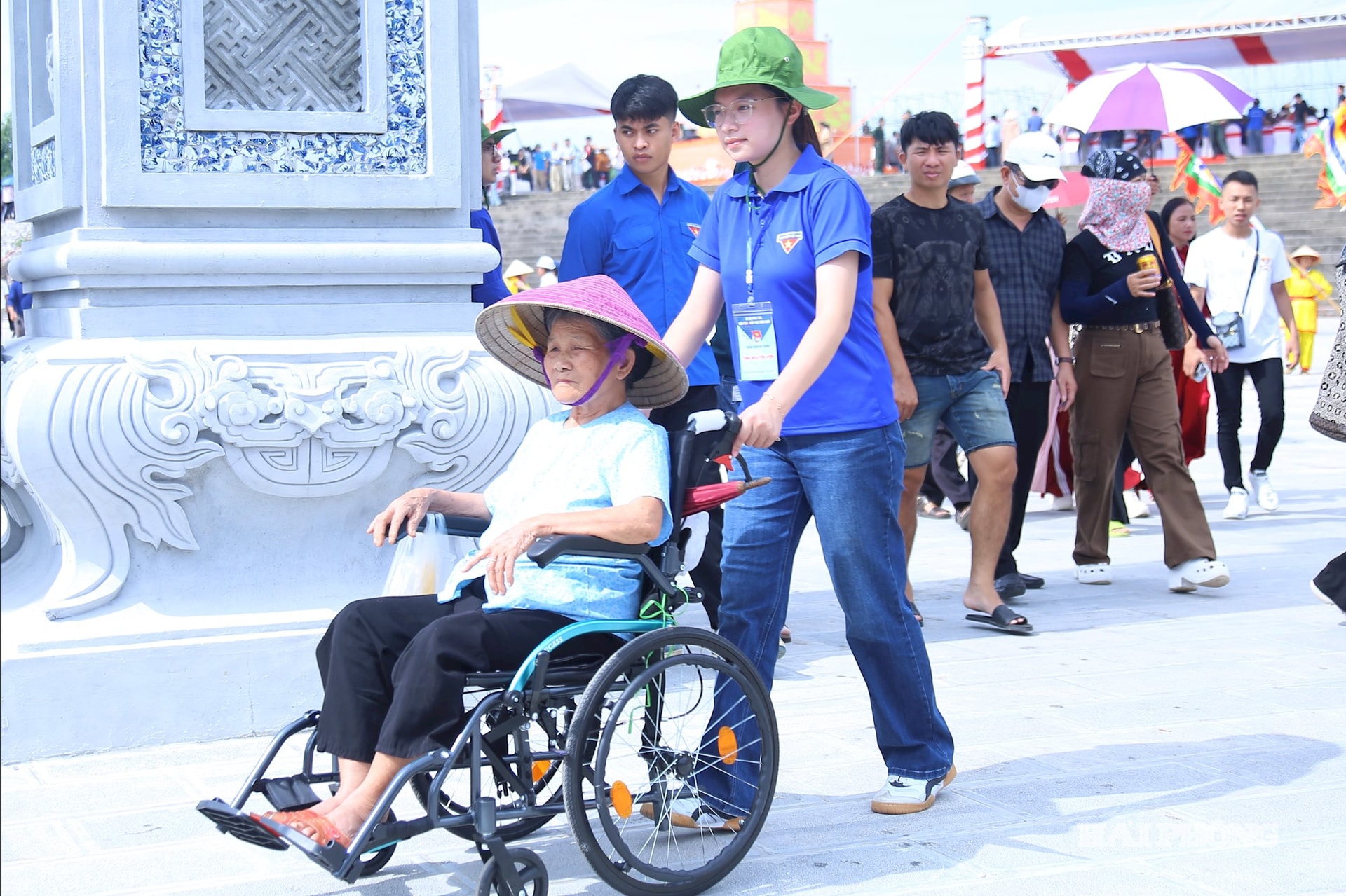 Ảnh báo in: Thanh niên đồng hành cùng Ban Tổ chức, tích cực tham gia và đảm nhiệm nhiều phần việc tại lễ hội.