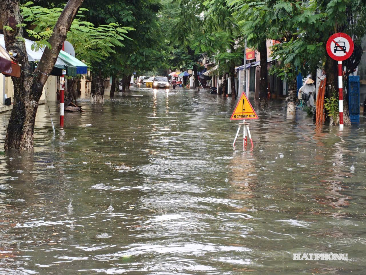 Công ty TNHH Một thành viên Thoát nước Hải Phòng đặt biển cảnh báo do ngập sâu.