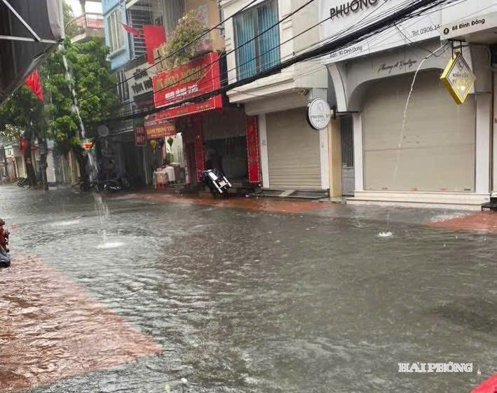Phố Đình Đông ngập cục bộ. Ảnh: CTV