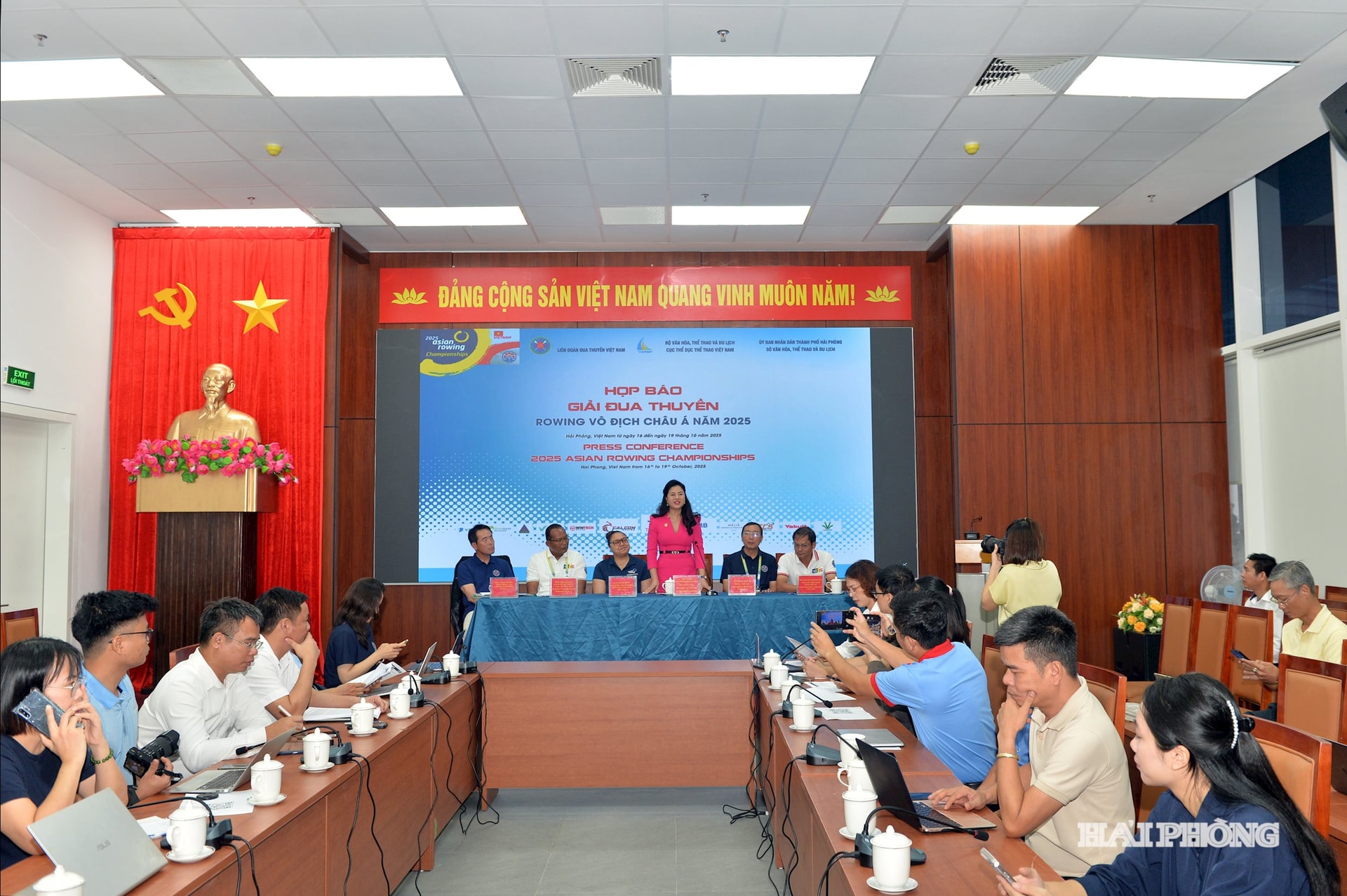 Đồng chí Trần Thị Hoàng Mai, Giám đốc Sở Văn hóa, Thể thao và du lịch cung cấp các thông tin về công tác chuẩn bị, phối hợp tổ chức giải tại họp báo