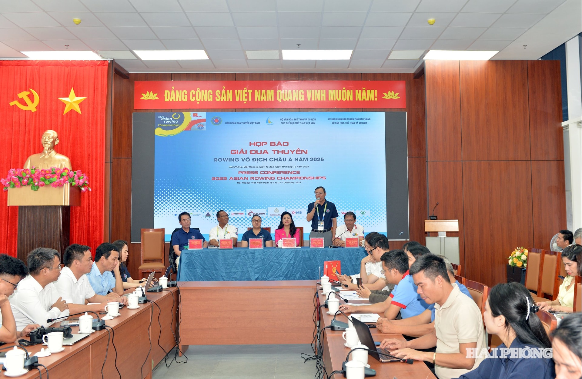 Ông Liu Dehai, Tổng thư ký Liên đoàn Rowing Châu Á phát biểu tại họp báo