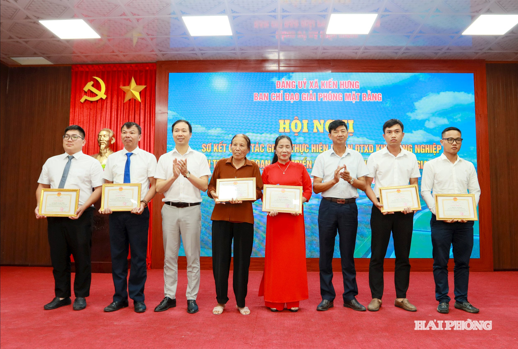 UBND xã Kiến Hưng khen thưởng các tập thể, cá nhân có thành tích xuất sắc trong công tác giải phóng mặt bằng Dự án đầu tư phát triển kết cấu hạ tầng khu công nghiệp Tân Trào.