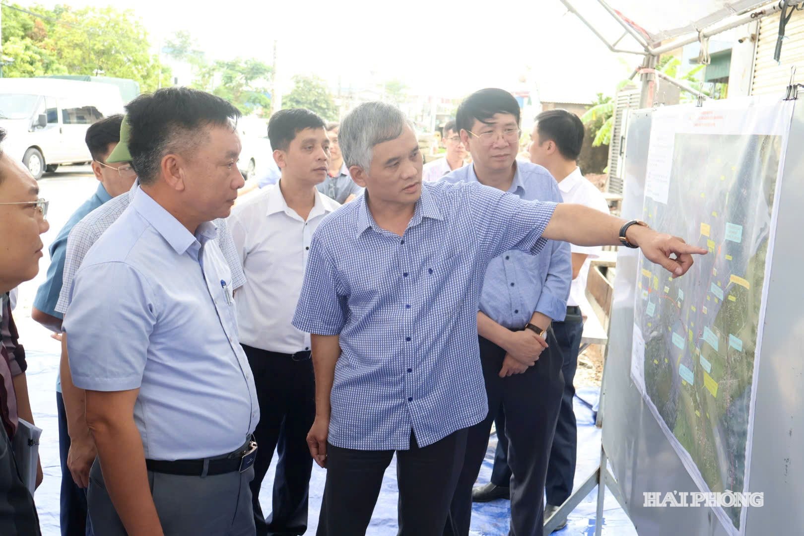 Der stellvertretende Vorsitzende des Volkskomitees der Stadt Hai Phong, Tran Van Quan, inspizierte die Räumungsarbeiten und den Baufortschritt der verlängerten Straße 396.