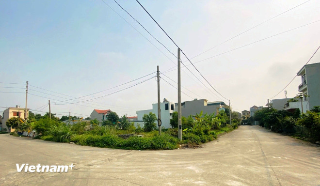 Thị trường vẫn còn hiện tượng găm hàng, nâng giá, đầu cơ, làm tăng giá bất động sản. (Ảnh: Việt Hùng/Vietnam+) vnp-gia-dat.jpg