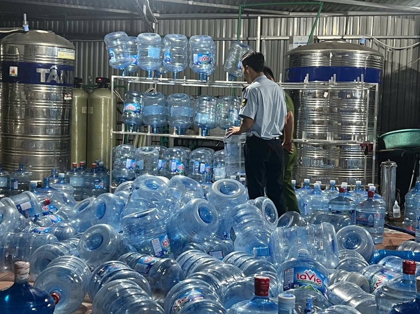 Dùng nước máy bơm vào vỏ Lavie, tung ra thị trường hơn 20.000 bình nước uống giả