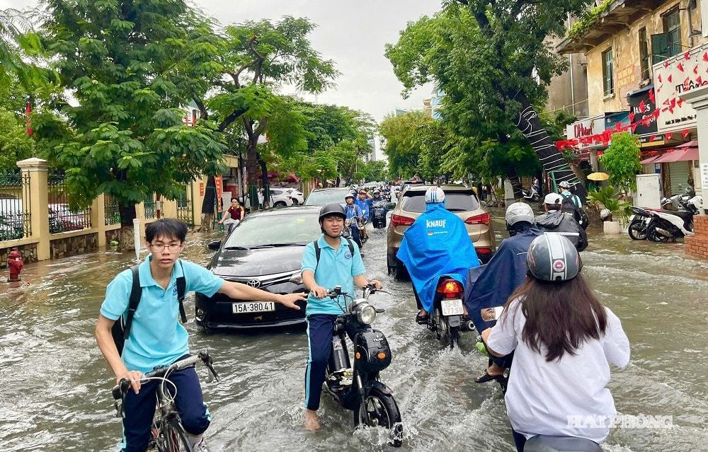 Mưa lớn trong ngày 14/10 gây ngập lụt nhiều khu vực nội thành Hải Phòng. Ảnh: HOÀNG PHƯỚC