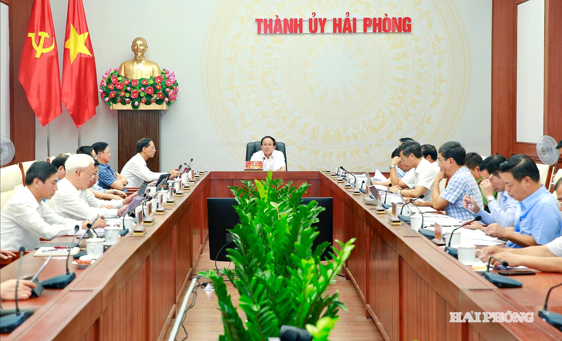 Đồng chí Lê Tiến Châu, Uỷ viên Trung ương Đảng, Bí thư Thành uỷ, Trưởng đoàn đại biểu Quốc hội Hải Phòng chủ trì cuộc họp.