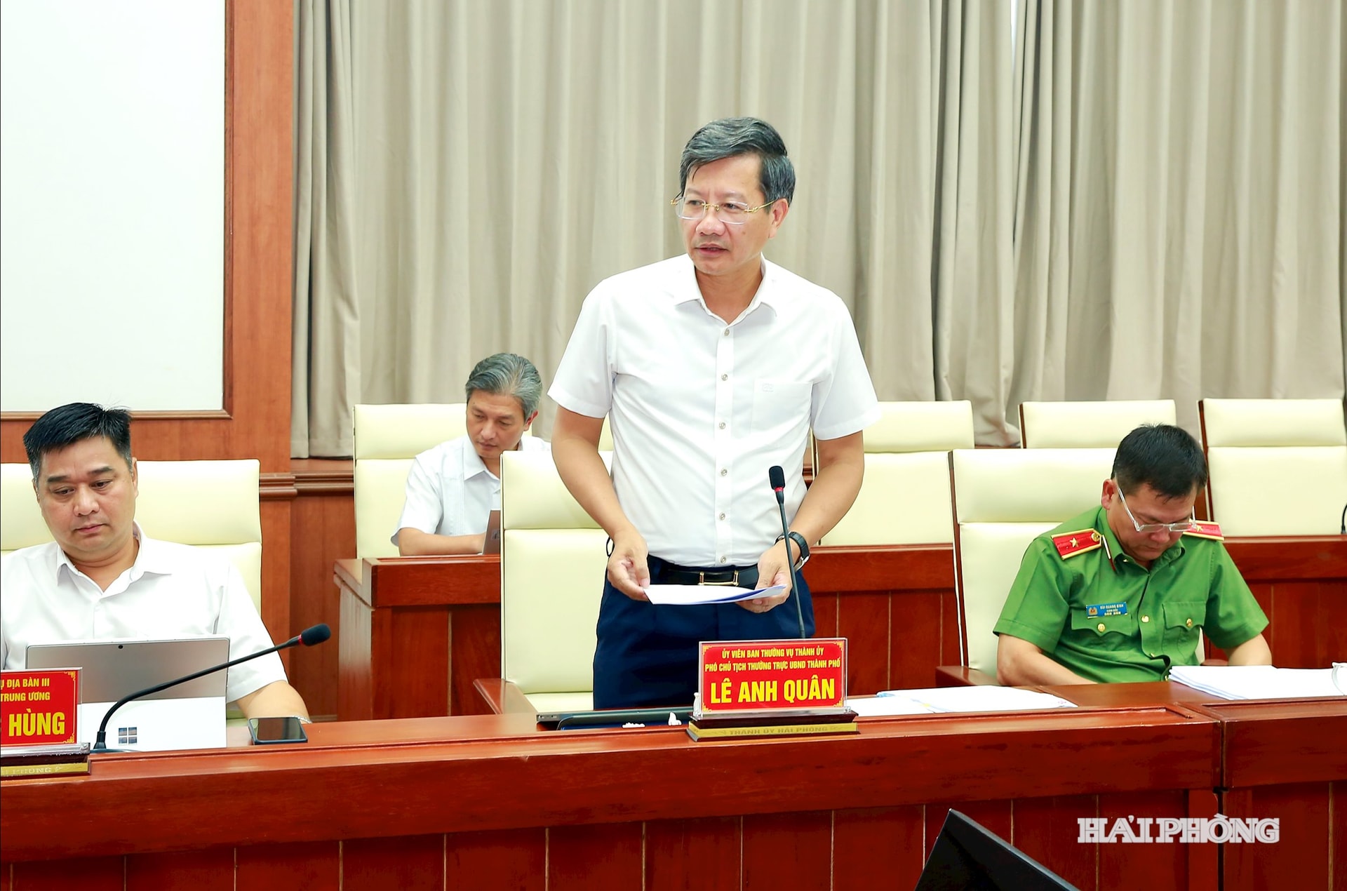 Đồng chí Lê Anh Quân, Uỷ viên Ban Thường vụ Thành uỷ, Phó chủ tịch Thường trực UBND thành phố trình bày nội dung các đề án