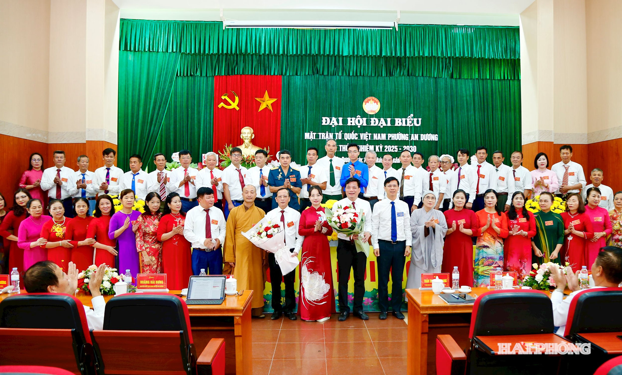 Lãnh đạo phường An Dương trao hoa chúc mừng Ban chấp hành Mặt trận Tổ quốc Việt Nam phường An Dương nhiệm kỳ 2025-2030.