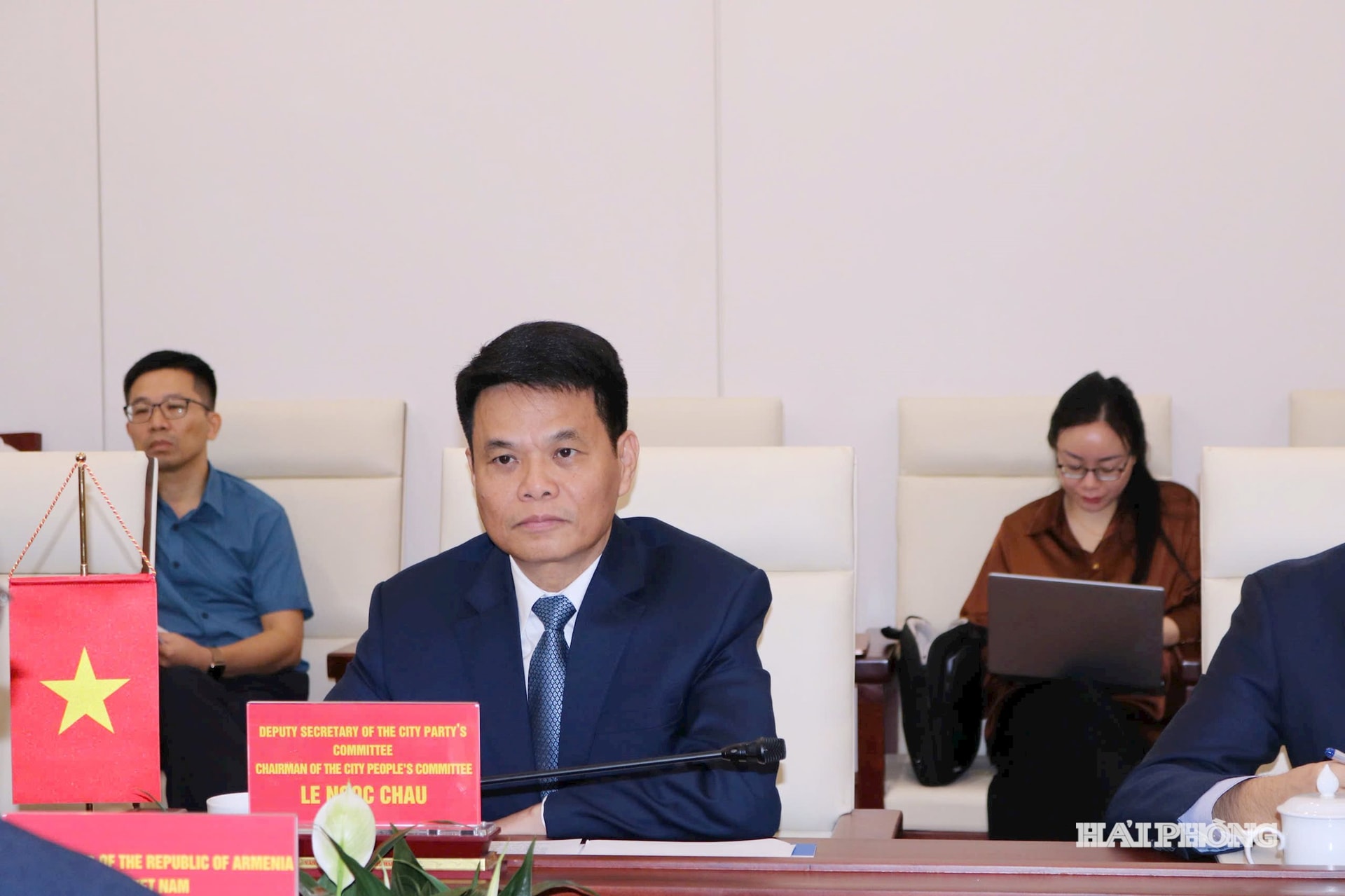 Đồng chí Lê Ngọc Châu, Phó bí thư Thành uỷ, Chủ tịch UBND thành phố trao đổi thông tin tại cuộc làm việc.